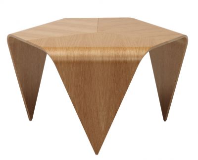 Artek Trienna Couchtisch aus hellem Holz, sechseckige Tischplatte mit drei dreieckigen Beinen.